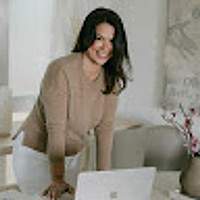 Claudia F.
